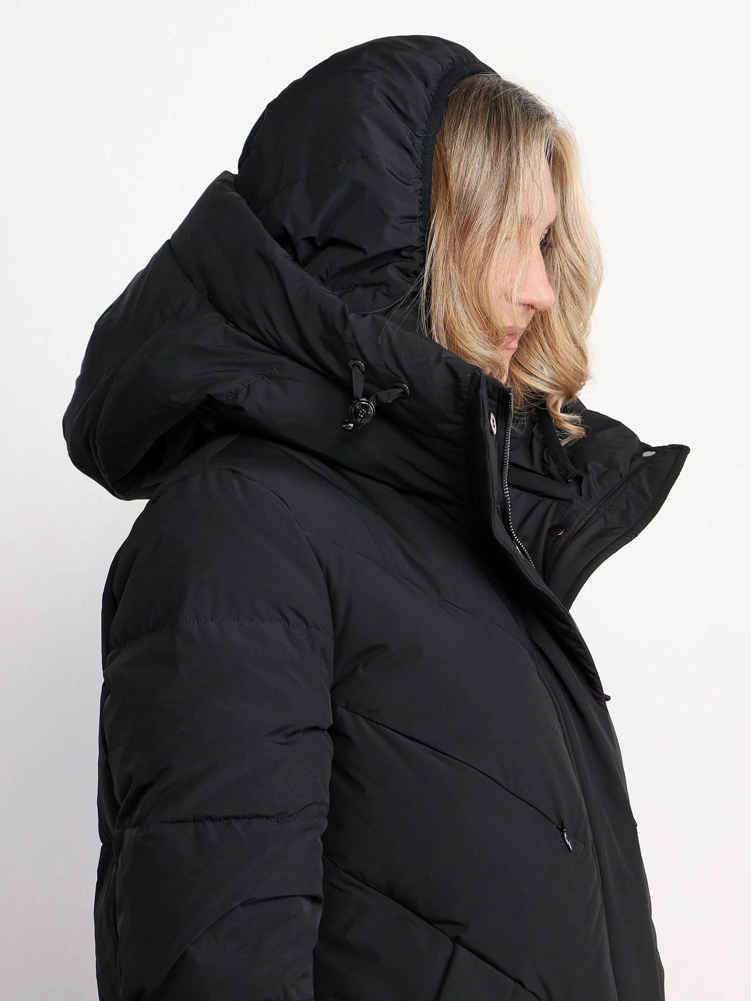 Пуховик черного цвета с двойным капюшоном